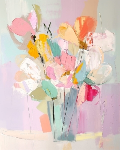 Flori colorate in vaza transparenta pe fundal pastel