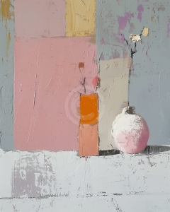 Compozitie minimalista cu vaze pe fundal geometric