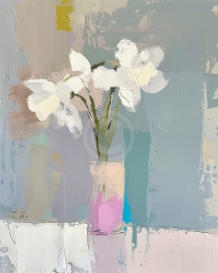 Flori albe in vaza pastel