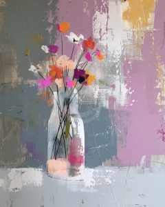 Flori multicolore in vaza alba